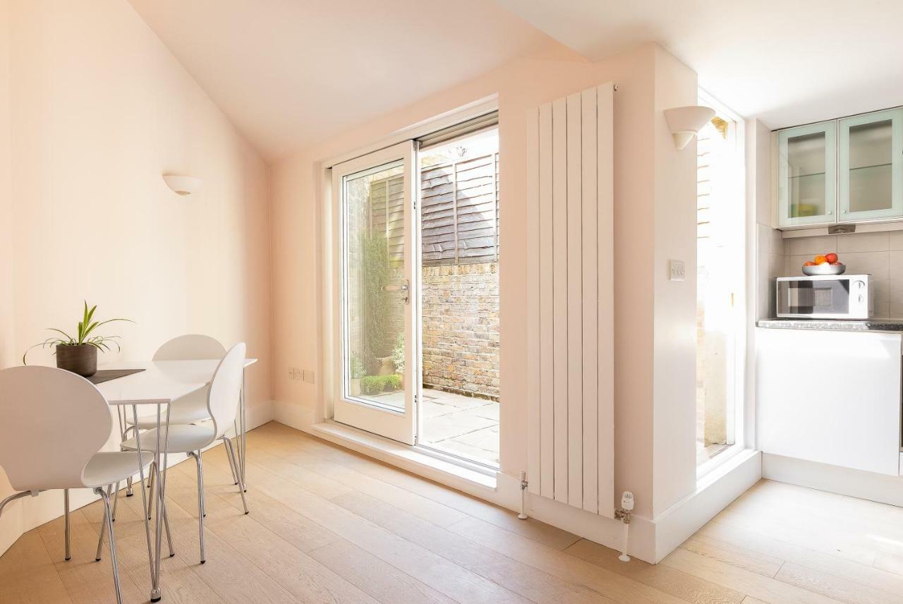 Apartment With Private Patio, And Park Across The Road (Adults Only) London Exterior photo